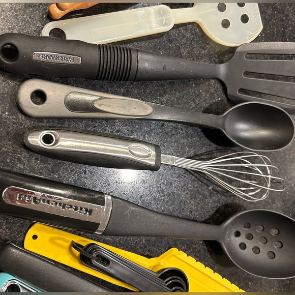 Thirteen Piece Household Utencils - Picture 4 of 6